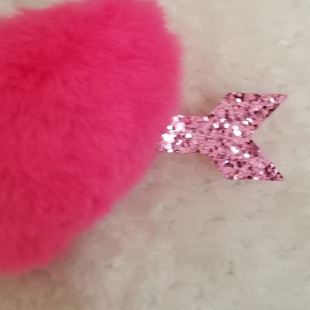 2 pcs POM POM Fuzzy Heart Keychains - Picture 8 of 12